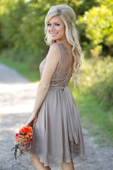 Faites quand même attention à ne pas voler la vedette au couple et aux invités avec votre tenue pour un mariage. 1001 + idées de robe de cocktail pour mariage chic