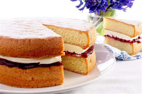 Consider spreading a lemon or lime curd between the sponge finally, stack the other cake on top of the first one and dust it with granulated sugar before serving. How to make the perfect Victoria Sponge | Free, multi ...