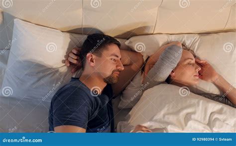 Der Mann Der Versucht Die Schlafende Frau Zu Verführen Porträt 4k