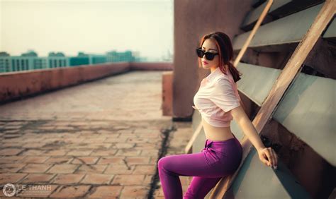 wallpaper model wanita dengan kacamata kacamata hitam merah asia duduk gaun jeans