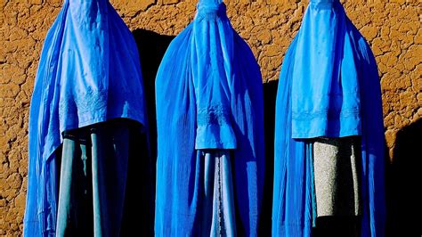 muslimische frau aus dem iran in einer burka fingert ihre muschi mit den fingern telegraph