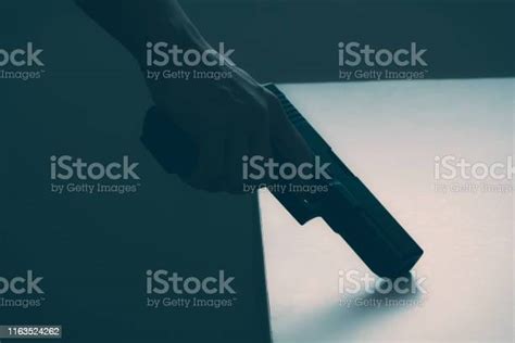 총을 가진 남자의 손 모노톤 이미지 감정에 대한 스톡 사진 및 기타 이미지 감정 걱정하는 검은색 Istock