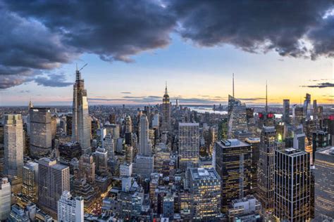 Manhattan Skyline In The Evening New York City De Jan Christopher
