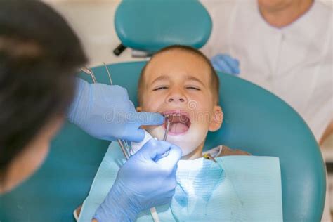 O Dentista Est Tratando Os Dentes De Um Menino Os Dentes Do Menino De