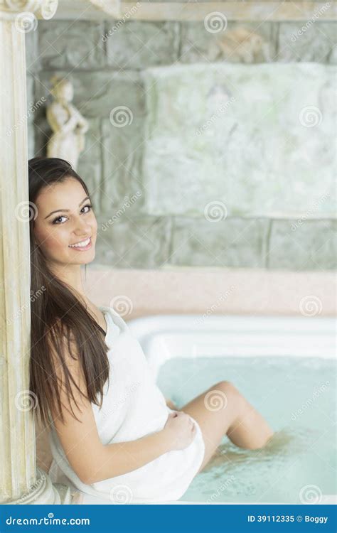 Mulher Que Relaxa Na Banheira De Hidromassagem Imagem De Stock Imagem