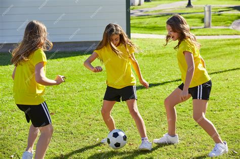 Amigas Chicas Adolescentes Jugando Fútbol Soccer En Un Parque Foto