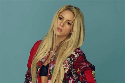 Emisoras Unidas FOTOS Shakira revela su ropa interior con estas fotografías