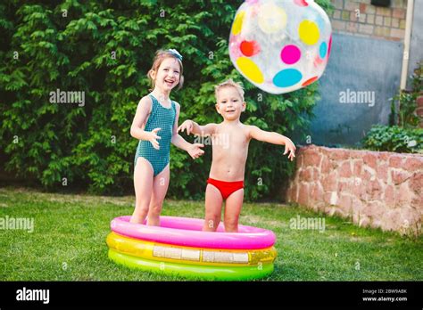 Kleine Kinder Geschwister Spielen Große Aufblasbare Beach Ball Im Hof Des Hauses Im Schwimmbad