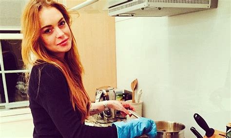 Lindsay Lohan Turns Domestic Goddess As She Cooks Italian Dinner In London Daily Mail Online