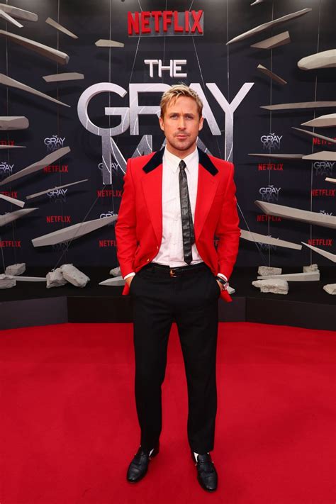 不要再黑白配了！ryan Gosling的6個西裝技巧：搭毛衣成英倫紳士、不同顏色上下身怎麼配？ Tatler Asia