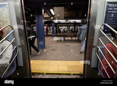 Open Subway Doors Hi Res Stock Photography And Images Alamy