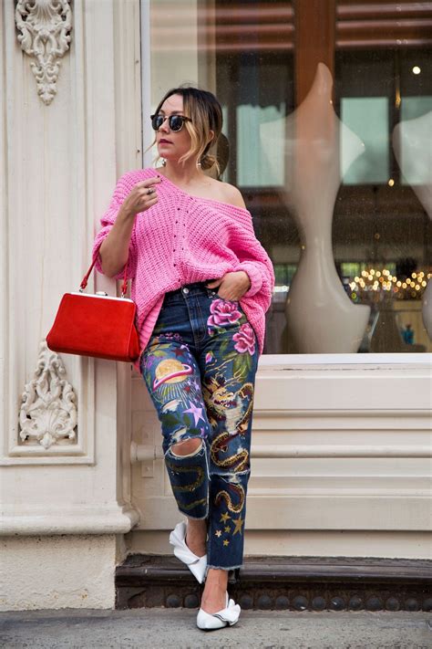 Nyfw Ss18 Street Style Oversized Pink Sweater And Hand Painted Mom Jeans