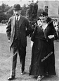 Earl Countess Strathmore Walking On Lawn Glamis Foto editorial en stock ...