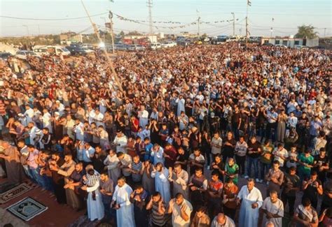 فيديو آلاف المواطنين يؤدون صلاة العيد في مخيمات العودة على حدود غزة