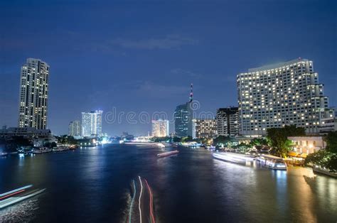 Rio Na Cidade De Banguecoque Na Noite Foto De Stock Imagem De