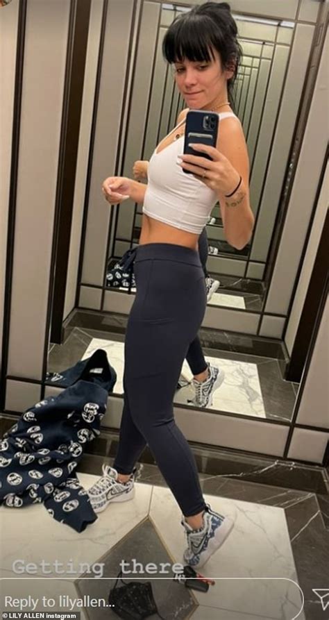 Lily Allen Proudly Showcases Her Abs In A Tiny Crop Top Daily Mail Online