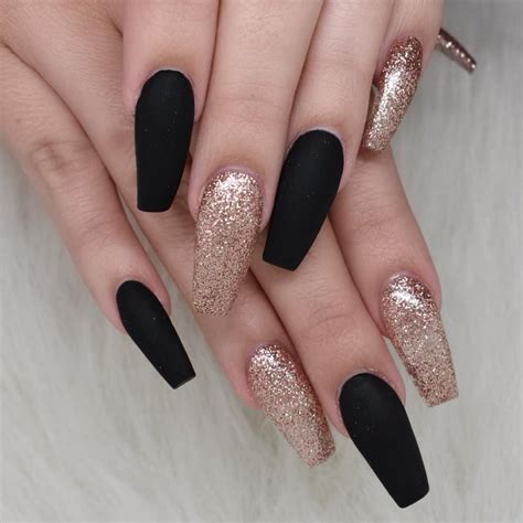 Negro mate y los uñas de brillo con el oro y la textura. Uñas Acrilicas Negras En Punta : #Nails ⚪⚫☯ | ropa en 2019 ...