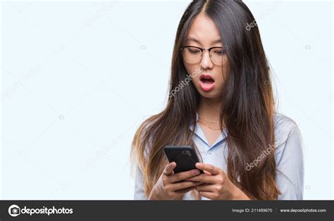 Ung Asiatisk Kvinne Som Tekster Med Smarttelefon Isolert Bakgrunn Redd