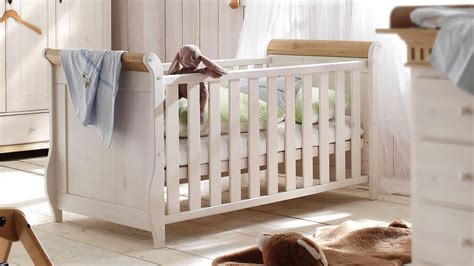 Das nestchen dient zur seitlichen begrenzung des betts hin zu. Babybett HELSINKI Kiefer massiv weiß antik inkl. Lattenrost