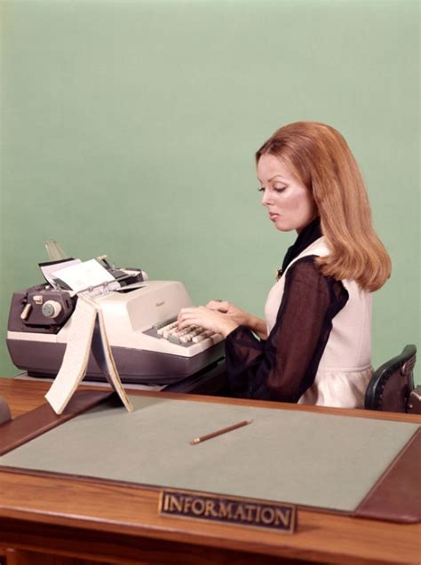 20 Fascinating Vintage Photos Of Secretaries From The 1950s And 1960s