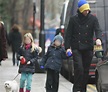 Chris Martin disfruta de un paseo matutino en compañía de sus hijos ...