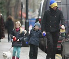 Chris Martin disfruta de un paseo matutino en compañía de sus hijos ...