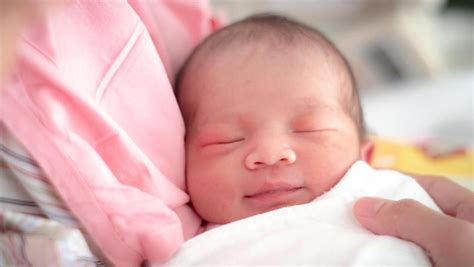 7 Sunnah Bayi Baru Lahir Menurut Islam Dari Adzan Hingga Potong Rambut