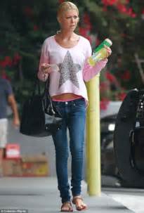 Tara Reid Flashes Her Neon Pink Underwear In Low Slung Jeans Daily Mail Online
