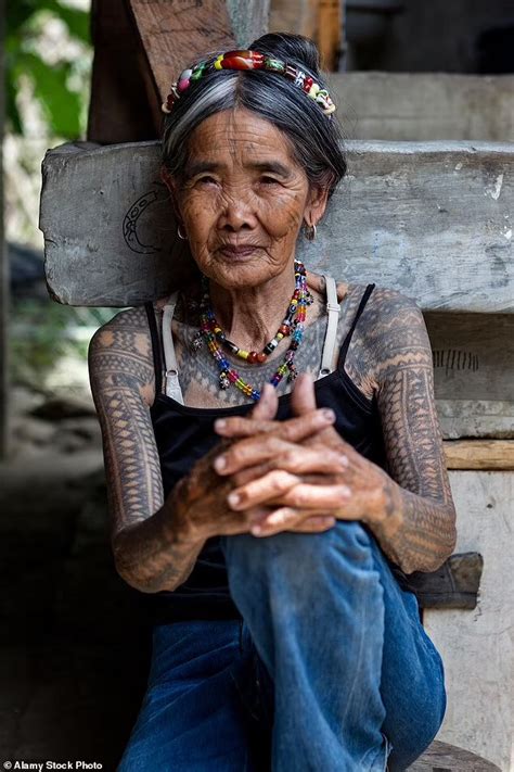 „schöne rekordbrecherin“ 106 jährige tätowiererin erscheint auf dem cover eines modemagazins