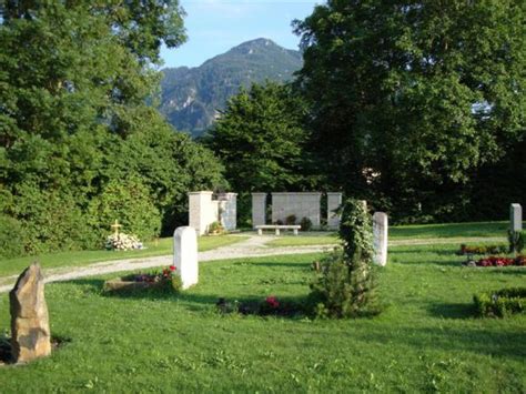 Das gestein entstand vor millionen jahren unter vermischung von wasser, kies, s. Referenzen - Gemeinde Brannenburg/Inn - Die Urnenwand aus ...