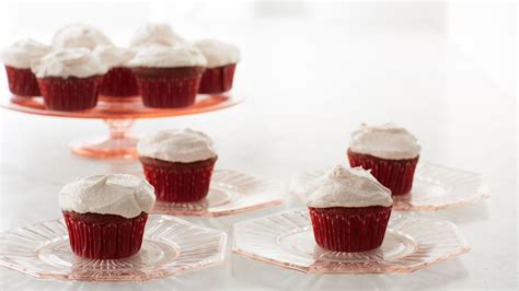 Martha stewart and her guest martha stewart from new jersey prepare a red velvet cake. Red Velvet Cupcakes with Cream Cheese Frosting | Receita | Queques