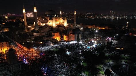 Istanbul Des dizaines de milliers de personnes rassemblées sur le Pont