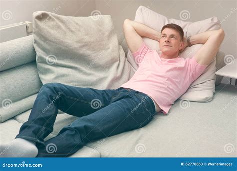 Abgeschafft Geometrie Pad man lying on sofa Skeptisch Abkürzen Nachmittag