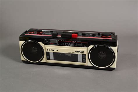 Vintage Sanyo Stereo Radio Cassette Recorder 4 Band Am Fm Stereo With Quartz Timer And Clock