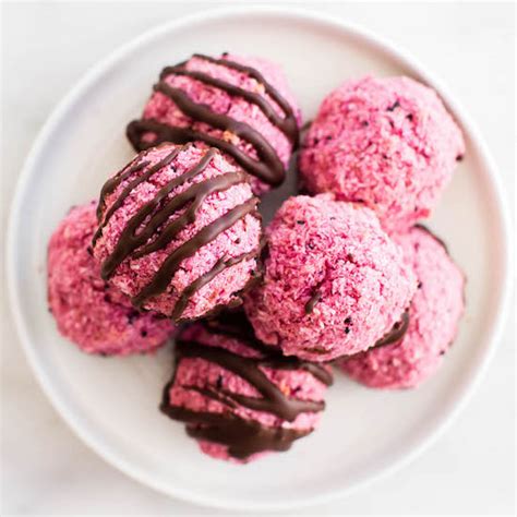 How to mix the batter, how to pipe and how to trouble shoot i actually love coconut macaroons more than french macaron. Pitaya Pink Coconut Macaroons
