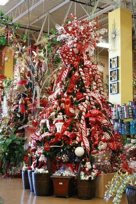 Place candy in a plastic bag and crush with rolling pin (or use a food processor). 46 Famous Candy Christmas Tree Decorations Ideas | Creative christmas trees, Christmas tree ...