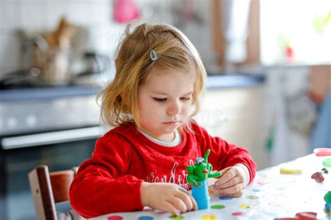 Adorable Linda Niñita Pequeña Con Arcilla Colorida Bebé Sano Jugando Y