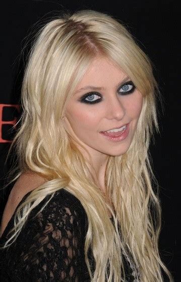 Such teenage girls' styles never go unnoticed! 5 Pretty Long Hairstyles for Teenager Girls - Pretty Designs