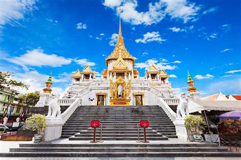 Wat Traimit in Bangkok - Temple of Golden Buddha in Chinatown Bangkok