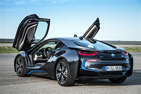Il primo studio denominato bmw vision efficient dynamics è stato presentato al salone di francoforte in totale, l'autonomia per l'i8 è di 700 chilometri con un pieno di carburante e le batterie cariche oppure 650 km omettendo il collegamento dei motori elettrici. BMW i, primo spot tv in Italia. E a giugno arriva la i8 - Veicoli Elettrici