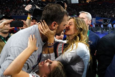 3 августа 1977 | 43 года. Gisele Bündchen plants a kiss on husband Tom Brady at ...