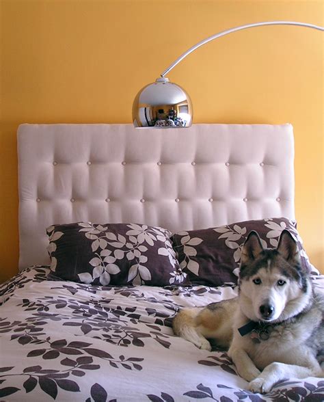 To do it, just staple together a couple of sets of matching jute placemats and table runners onto a wall and presto, new headboard. orange sugar: DIY Tufted Headboard