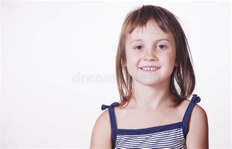 La Felicidad Y El Concepto De Infancia Retrato De Una Linda Niña