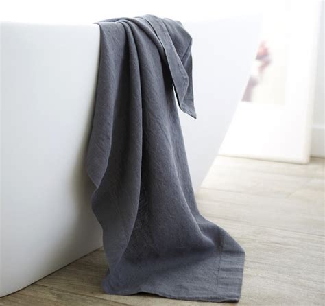 Visit canningvale towel buying guide for information on towel sizes for each type of towel you'll find in one of our bath towel collections. Bath Sheet Vs Bath Towel : What's The Difference? - Spenc ...