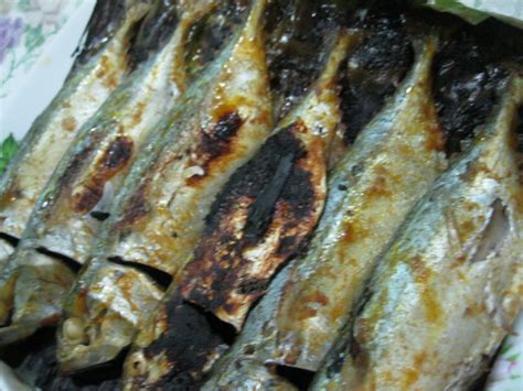 Bersihkan sisik nila buang isi perut dan insangnya, lalu lumuri garam, dan bakar. Ikan Bakar Cicah Air Asam