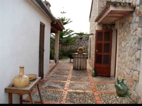 La propiedad tiene una amplia terraza y espacios abiertos que transmiten mucha tranquilidad. Venta de Finca Rústica en Inca (Palma de Mallorca) Grupo ...