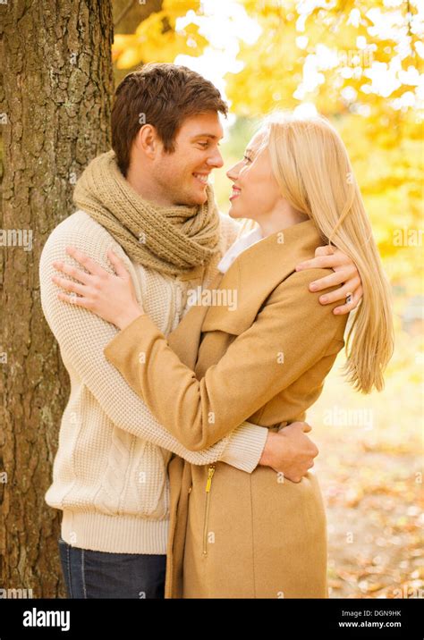 romantisches paar küssen im herbst park stockfotografie alamy