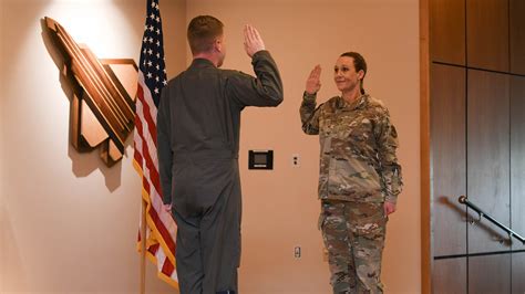 Air Force Lieutenant Leads His Moms Final Oath Of Enlistment