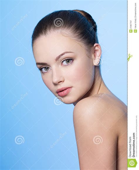 Mujer Bonita Con La Cara De La Belleza Fotografía De Archivo Libre De