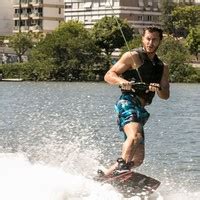 Adrenalina pura Klebber Toledo grava aula de wakeboard para o Gshow Extras Império